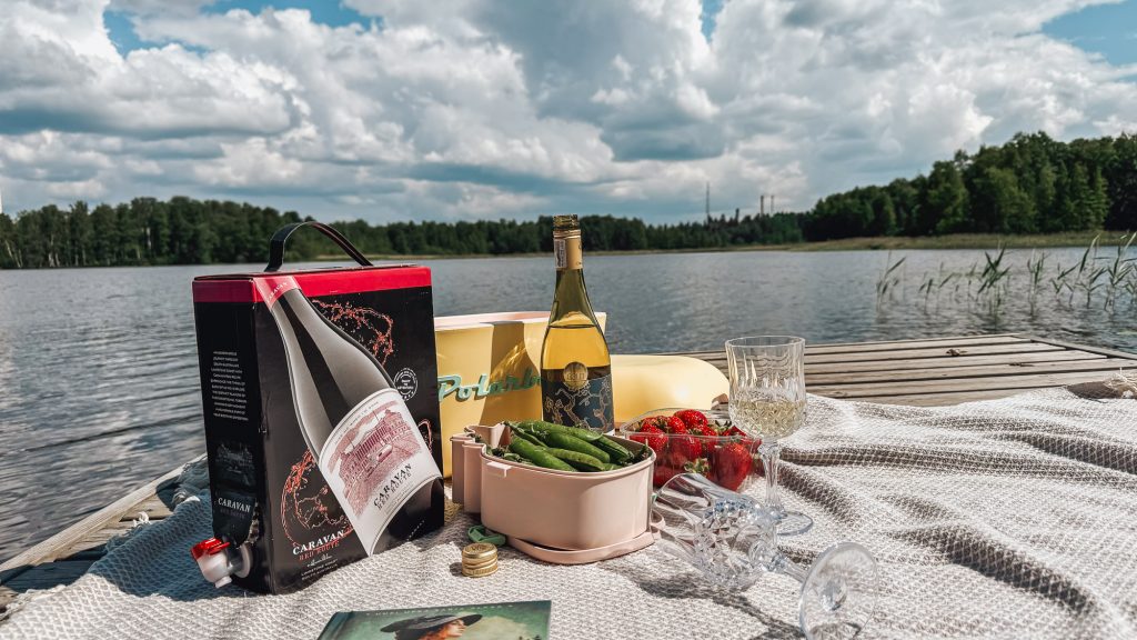 Kruunaa kesän juhlapöytä – testaa ja löydä täydellinen viini!